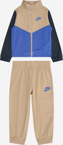Nike Sportswear Jogginganzug 'ESSENTIALS' in Grün: Vorderseite