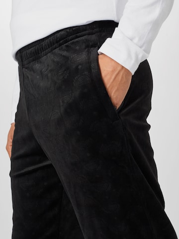 SOUTHPOLE Tapered Trousers in Black