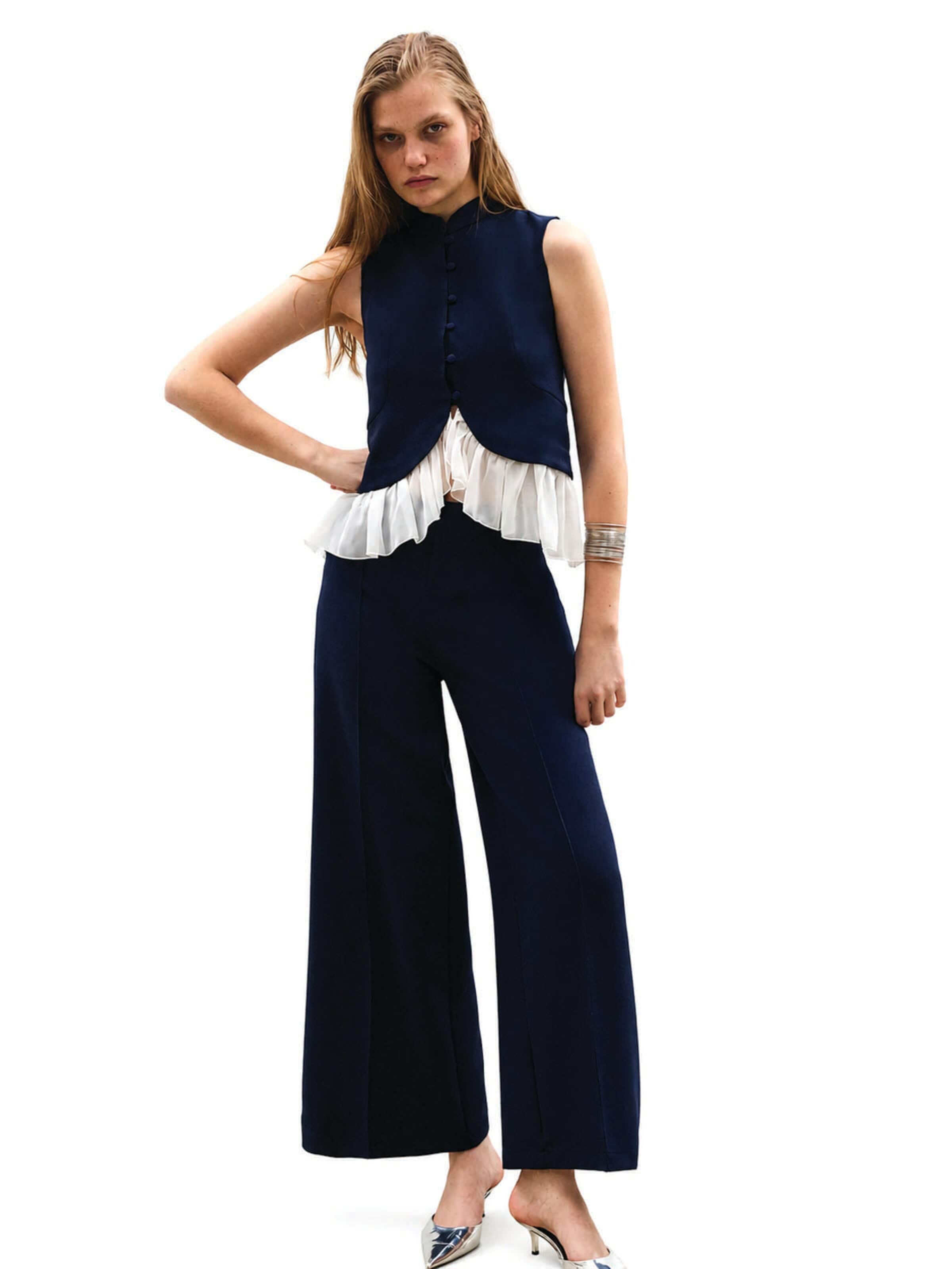 Gilet 'Crepe Vest With Chiffon Detail' Touché Privé en bleu : devant
