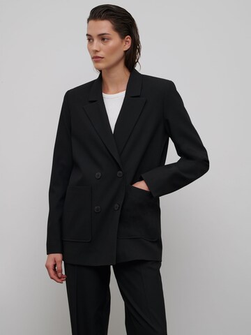 RÆRE by Lorena Rae Blazer 'Beryl' in Schwarz: predná strana