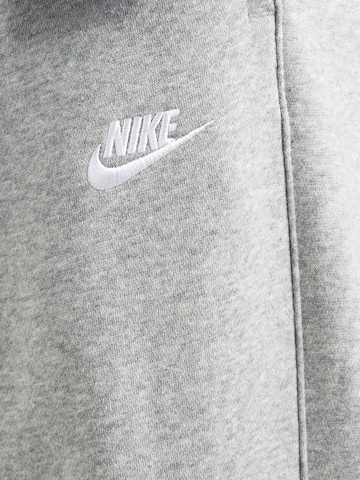 Effilé Pantalon 'CLUB' Nike Sportswear en gris