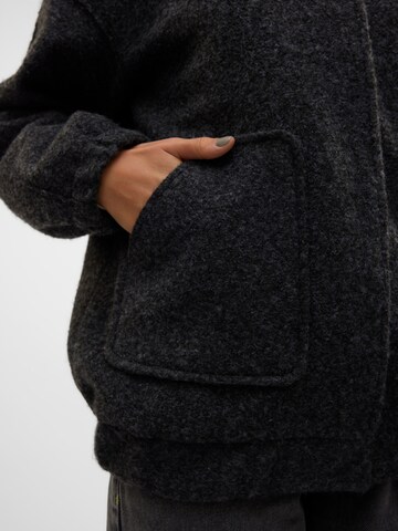 VERO MODA Overgangsjakke 'Amber' i sort