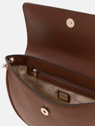 GUESS Schultertasche 'Camelia' in Braun