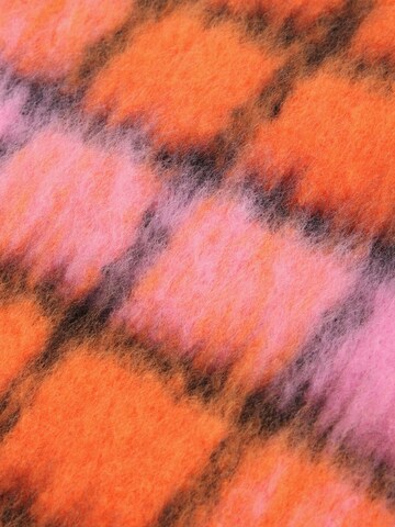 Lola Casademunt - Chal ' ' en naranja