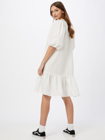 Gina Tricot Sukienka koszulowa 'Slogan' w kolorze biały