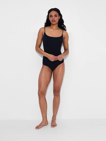 cfab (formerly creamy fabrics) - Body moldeador 'Cami Bodysuit mit String' en negro