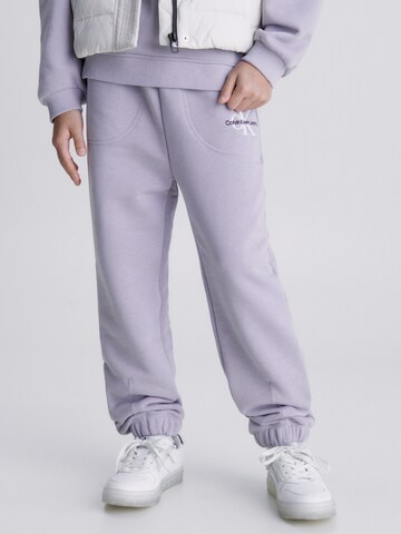 Effilé Pantalon Calvin Klein Jeans en violet : devant