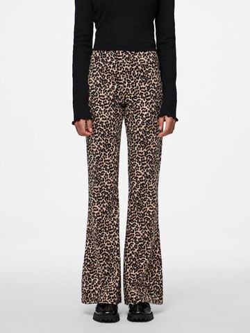 évasé Pantalon 'PCGEORGINA' PIECES en marron : devant