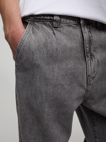 Pull&Bear Loosefit Jeans med lægfolder i grå