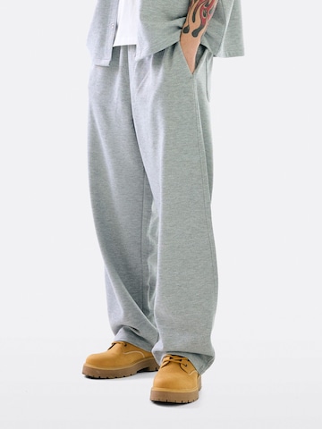 Baggy Pantaloni de la Bershka pe gri: față