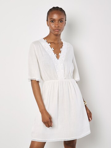Apricot Daisy Lace Front Mini Dress ' ' in Weiß: Vorderseite