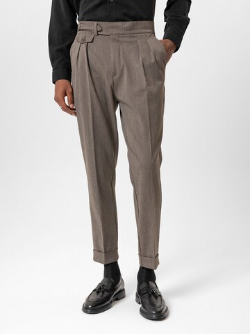 Tapered Pantaloni con pieghe di Antioch in marrone: frontale