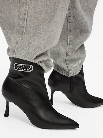 Botine 'Sienna' de la Karl Lagerfeld pe negru: față