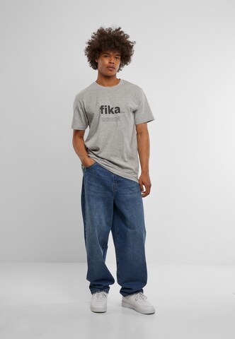T-Shirt 'Fika Definition' Mister Tee en gris