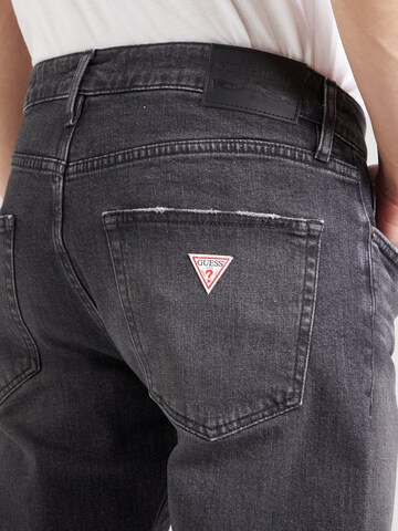 GUESS JEANS Slimfit Farkut värissä musta