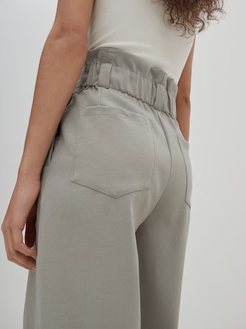 EDITED Regular Pleat-front trousers 'Dana' in Grey