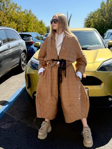 IUnique Übergangsjacke 'IUnique Beige Quilted Short Jacket with Belt'‌‌‌‌‌‌‌‌ in Braun