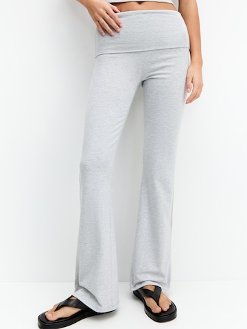 Flared Pantaloni di Pull&Bear in grigio: frontale