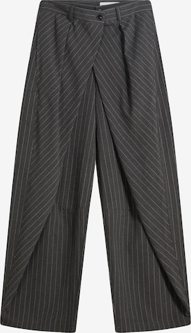 BershkaBaggy Hlače s naborima - siva boja: prednji dio