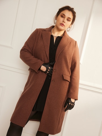 Guido Maria Kretschmer Curvy Between-Seasons Coat in Brown: front