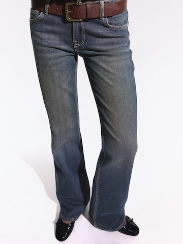 Bershka Bootcut Jeans in Blau: Vorderseite