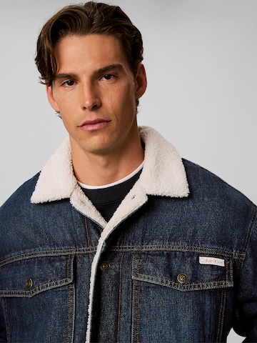 Calvin Klein Jeans Štandardný strih Prechodná bunda - Modrá