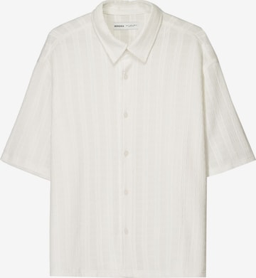 BershkaComfort Fit Košulja - bijela boja: prednji dio