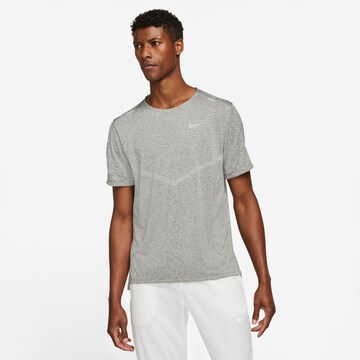 T-Shirt fonctionnel 'Rise 365' NIKE en gris : devant