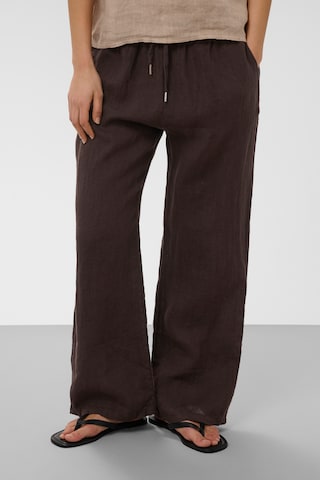 SOAKED IN LUXURY - Loosefit Pantalón 'SLAuran' en marrón: frente