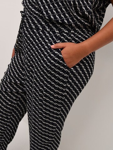 KAFFE CURVE Regular Hose 'Marca' in Schwarz