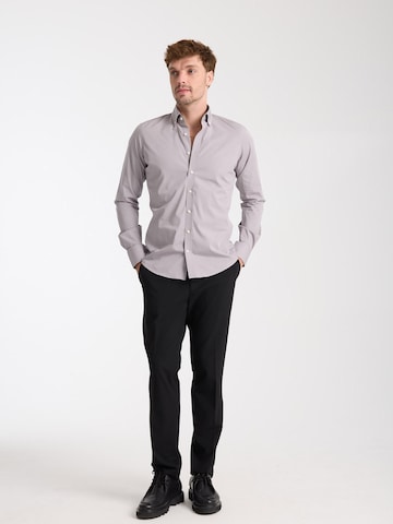 Coupe slim Chemise business 'Leonardo Essentials Poplin Stretch Man Shirt Light Grey' 7Camicie en gris