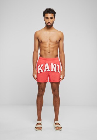 Pantaloncini da surf 'Serif' di Karl Kani in rosso