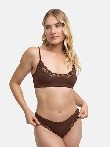 String 'Lace Tanga' cfab (formerly creamy fabrics) en marron : devant