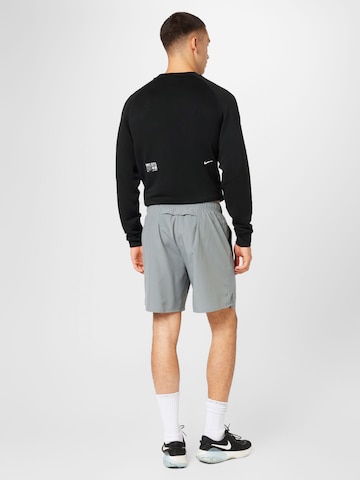 regular Pantaloni sportivi 'Challenger' di NIKE in grigio