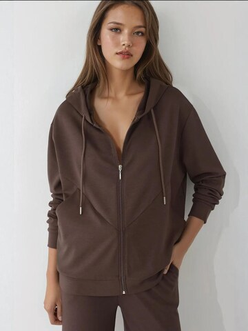 Veste de survêtement Hiccup en marron : devant