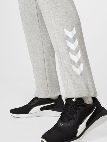 Effilé Pantalon de sport Hummel en gris