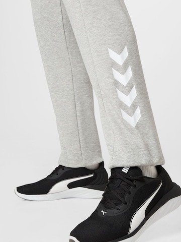 Tapered Pantaloni sportivi di Hummel in grigio