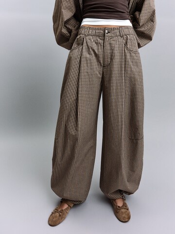 Bershka Vrečasti Hlače z naborki | bež barva: sprednja stran