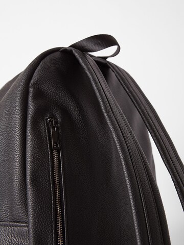 Bershka Nahrbtnik | črna barva