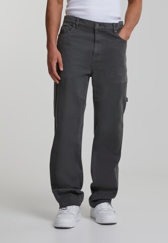 Karl Kani Regular Cargo Pants in Black: front