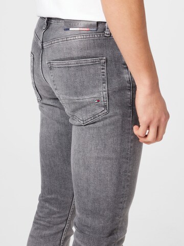 TOMMY HILFIGER - Slimfit Vaquero en gris