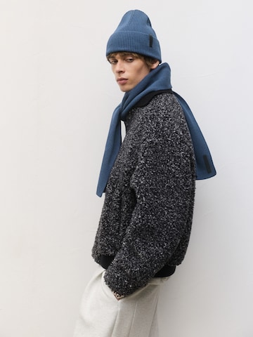 Căciulă de la Pull&Bear pe albastru