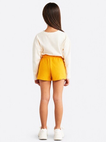 Grimelange Spodnie 'GRIMELANGE Jersey-Shorts mit Textdruck' w kolorze żółty