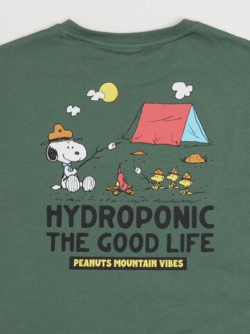 hydroponic - Camiseta 'Hydroponic x Peanuts Regular-Fit Short-Sleeve Campfire T-Shirt' en verde