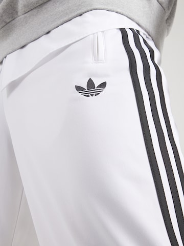 ADIDAS ORIGINALS Normalny krój Spodnie 'Firebird' w kolorze biały