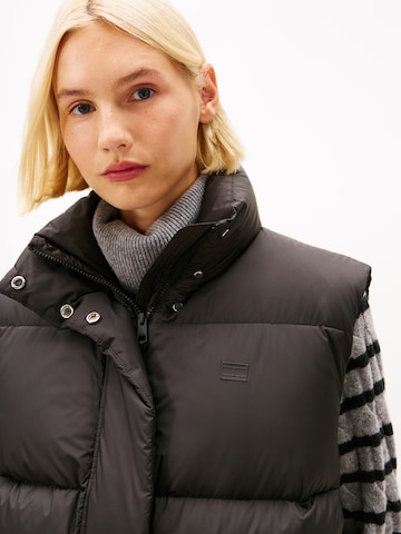 TOMMY HILFIGER Жилетка в Черный