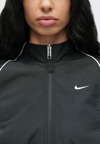 Nike Sportswear Overgangsjakke 'SHRUNKEN' i sort