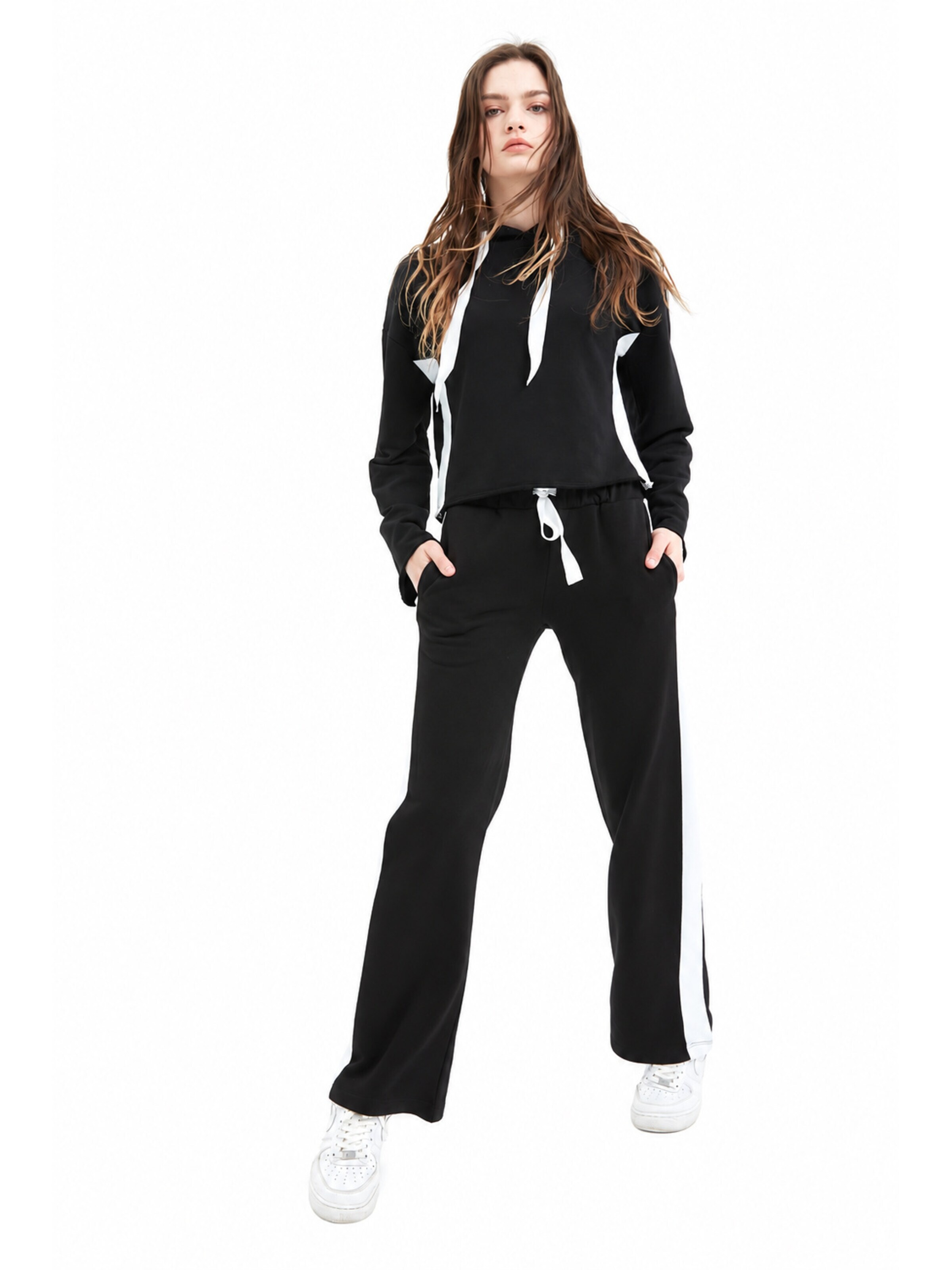 SCR. - Sweatshirt 'NISHA' em preto
