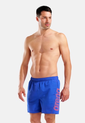 ARENA - Calções de banho 'Fundamentals Logo Boxer' em azul: frente