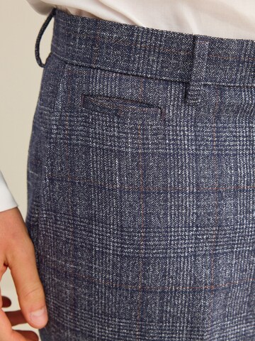Coupe slim Pantalon à plis Next en bleu